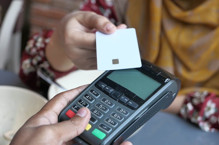 Construction loan rates - A person paying with her credit card.