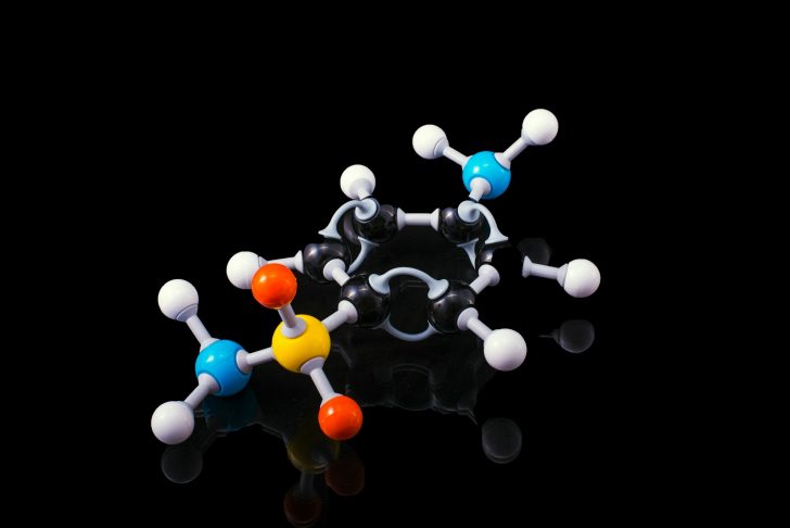 Do atoms have color?